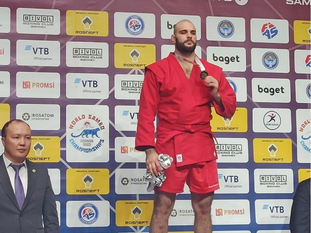 Третье золото мира: как лобненский самбист победил в супертяжелом весе в Бишкеке