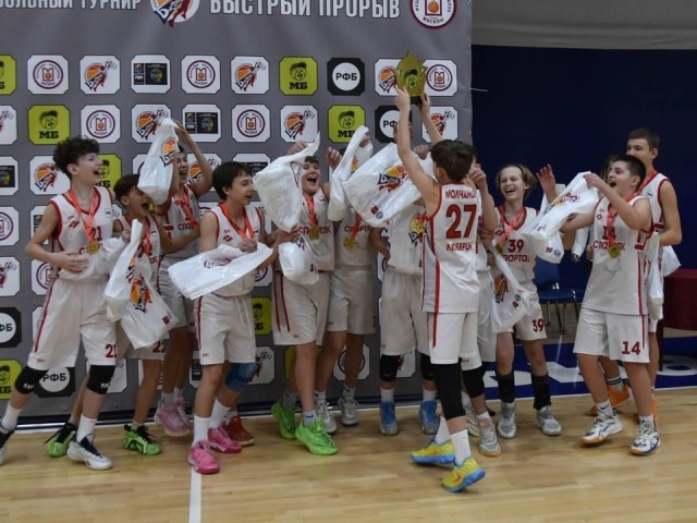 Золотой бросок в корзину соперника: люберецкие баскетболисты стали лучшими на турнире в Москве