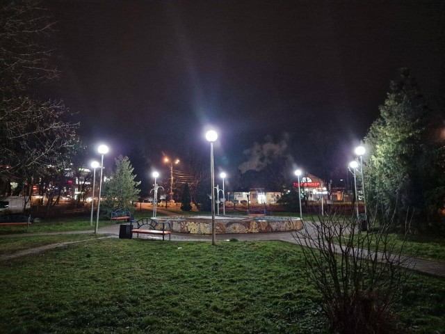 Вечерний отдых у фонтана: современные плафоны с повышенной светоотдачей установили в Можайске