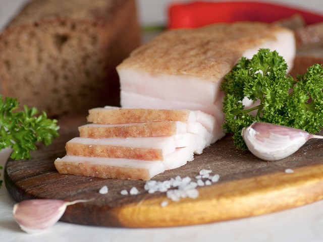 Молодость, потенцию и стройную фигуру обещают врачи любителям сала