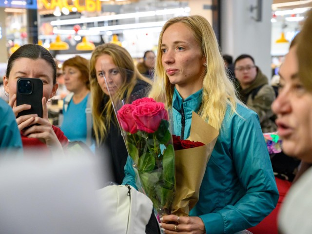Золото дома: как Шереметьево взорвалось аплодисментами, встречая Викторию Аксенову из Токио