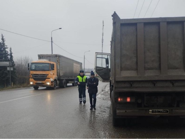 Усилен контроль за перевозкой мусора: что теперь проверяют у водителей самосвалов и какие документы должны быть в порядке