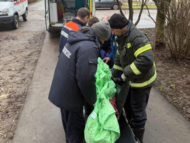 Операция «Мягкие носилки»: почему медики в Чехове вызвали спасателей, чтобы переложить женщину с кровати