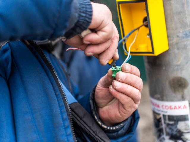 Дорожники отремонтировали светофоры и знаки, привели в порядок остановки: где ждать транспорт стало комфортнее и безопаснее