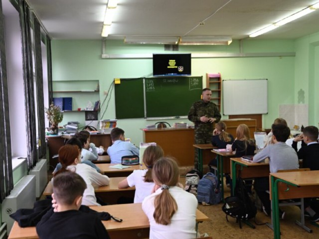 Урок патриотизма: начальник ОСН «Факел» встретился с учащимися школы в Балашихе