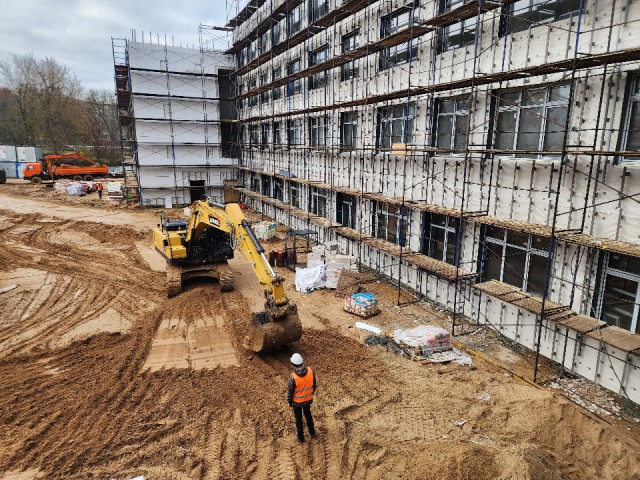 В пристройке к школе № 16 в Подольске делают кровлю и фасад