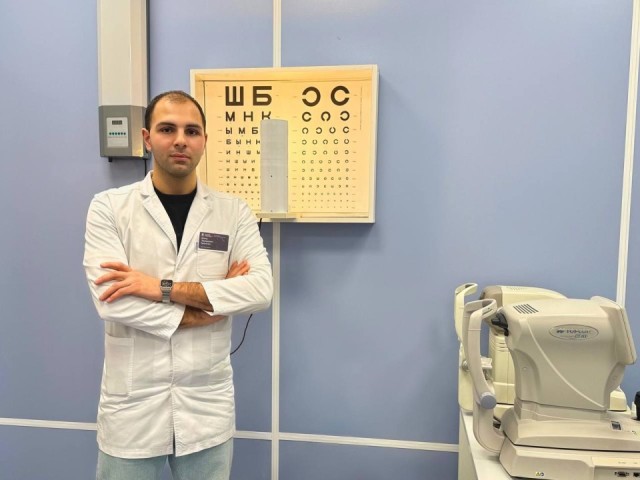 Врач с золотым сердцем и скальпелем: новый хирург‑офтальмолог принимает в Истринской больнице