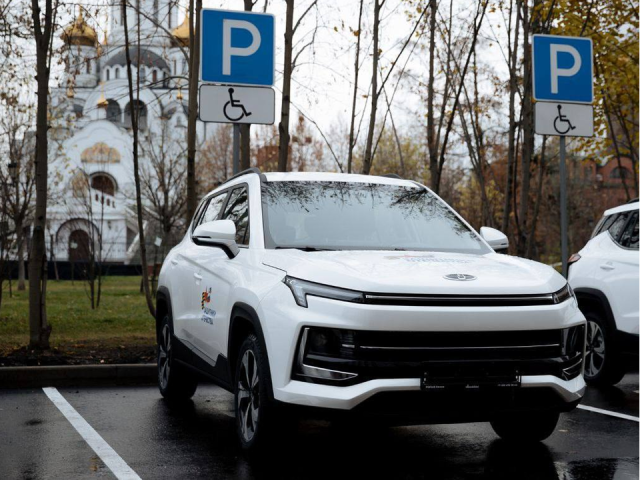 Авто на ручном управлении и комплект зимней резины вручили ветерану СВО из Жуковского