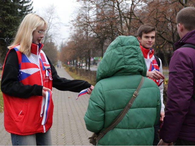 Более 3000 ленточек раздали волонтеры округа в честь Дня народного единства