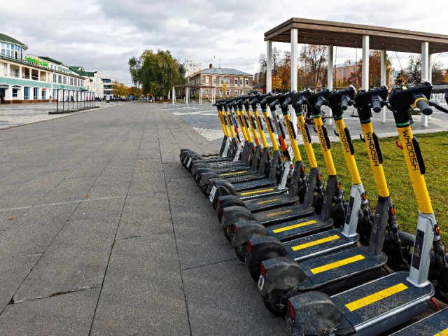 Бросают где попало и мешают ходить: в Сергиевом Посаде взялись за компании, сдающие самокаты