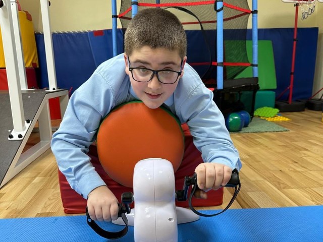 «Колеса» для здоровья: чем полезен велотренажер для ребят из Красноармейска — рассказывают реабилитологи