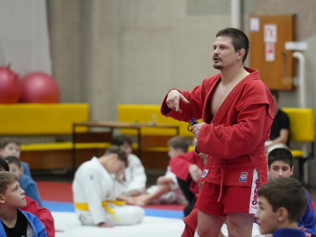 Формула успеха: чему научил спортсменов в Дзержинском чемпион Европы по самбо