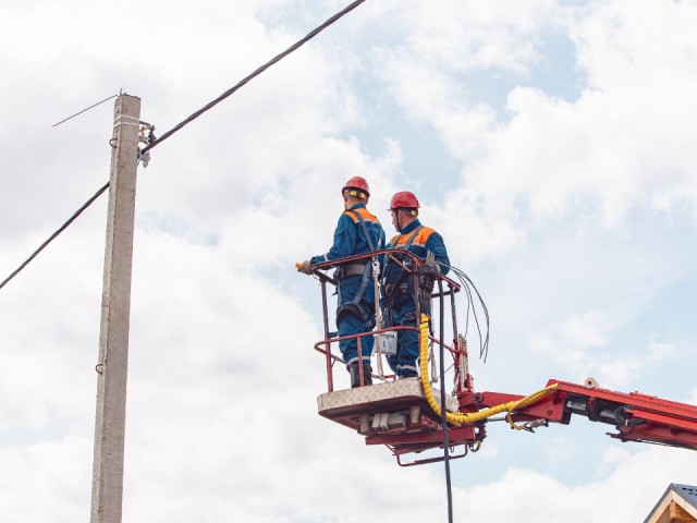 Дачная электросеть стала безопаснее: в Талдомском округе завершается модернизация ЛЭП, которая защитит от обрывов даже при падении деревьев