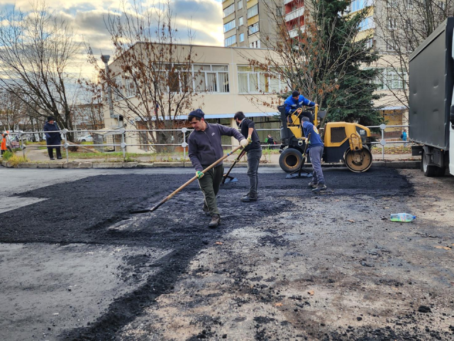 На Томилинской улице в Дзержинском дорожники укладывают новый асфальт