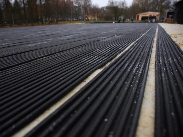 Лед выдержит даже оттепель: каток в парке Новлянская Ривьера начали готовить к открытию