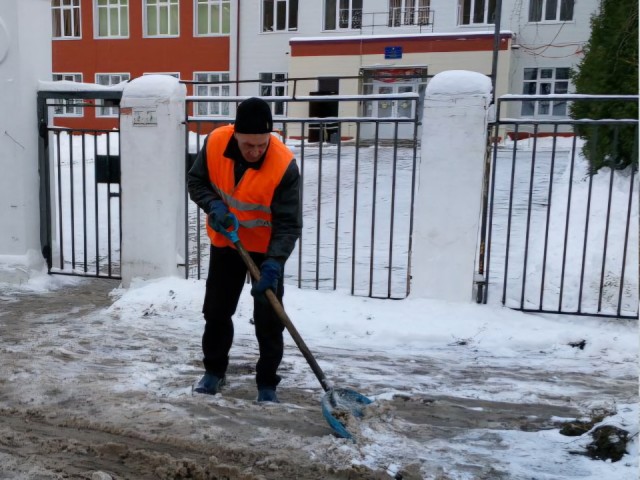 В Воскресенске коммунальные службы очищают улицы от снега