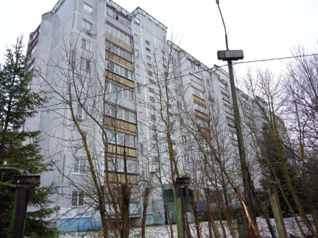 Опасному забору на въезде в военный городок вынесли приговор и снесли