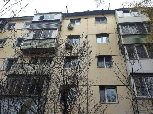 Дом № 32 учится экономить тепло: как в Большевике обновляют фасад по‑современному