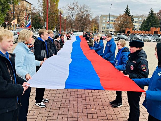 Дети, педагоги и родители в Серебряных Прудах развернули огромный триколор