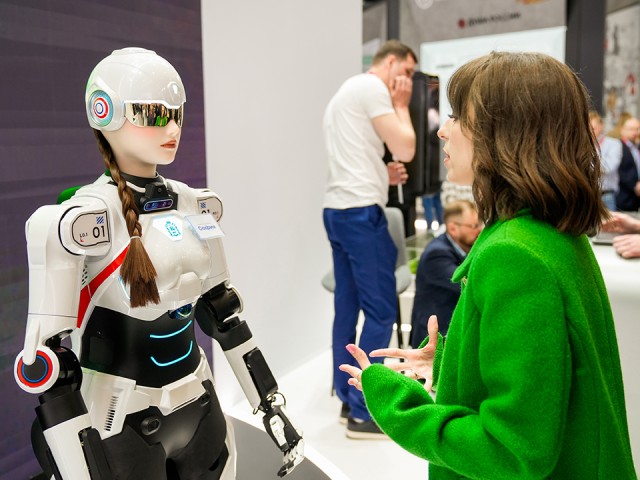 Роботы помогают вызывать врача, учить детей, следить за работой транспорта и порядком в Подмосковье