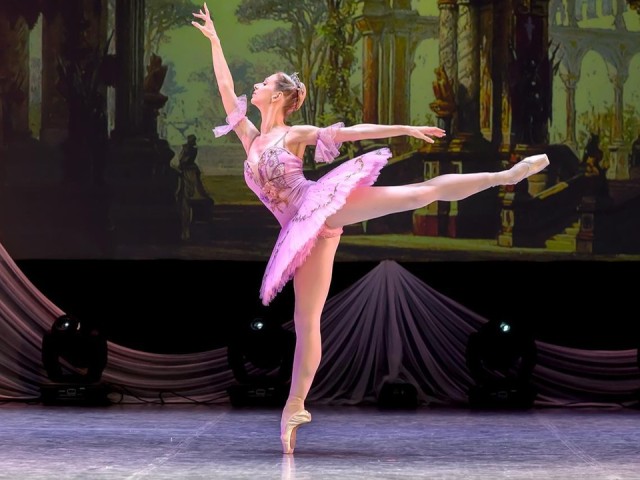 Лазерное шоу и звездные выпускники: как отметили полувековой юбилей ДК «Октябрь»