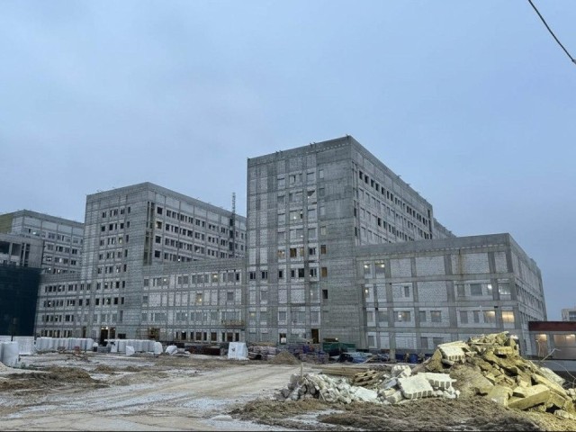 Технологии и люди: витражное остекление, пневмопочта и 1,5 тысячи врачей — как строится клиника будущего