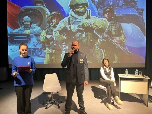 Участник программы «Герои Подмосковья» Кирилл Прудников рассказал школьникам и героизме бойцов СВО