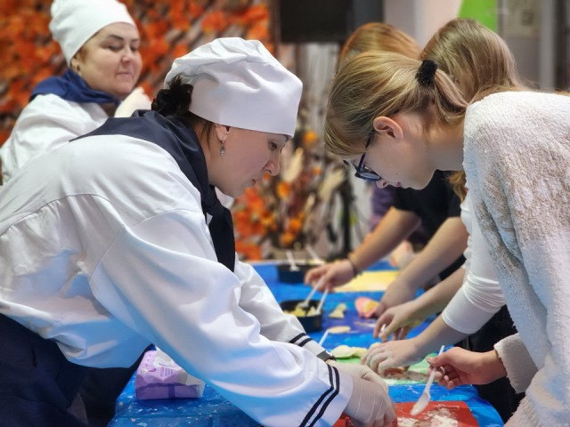 Жителей Ногинска научили лепить вареники