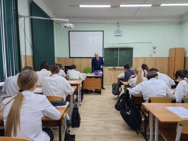 Учитель истории школы №5 зачитывает письма современников, чтобы сделать уроки более живыми