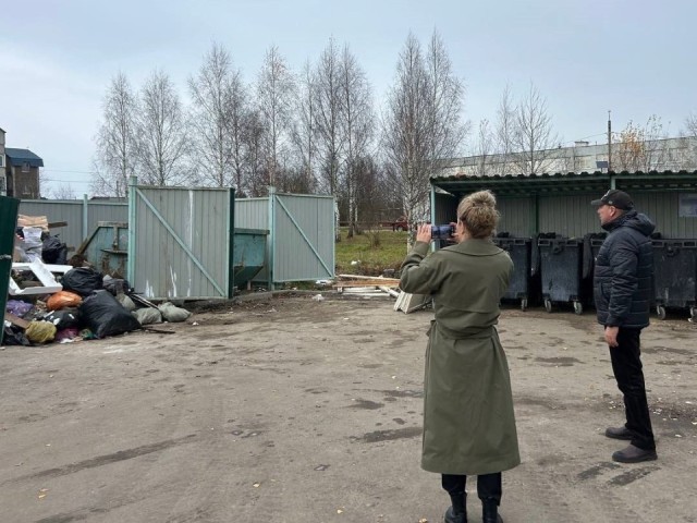 Стихийный навал мусора ликвидируют в Шарапове