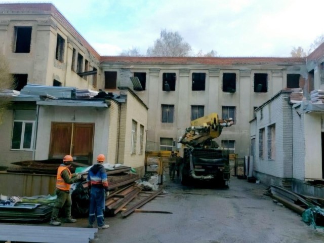 От старых стен — к современным стандартам: в Люберецкой больнице возводят третий этаж и монтируют новые фасады