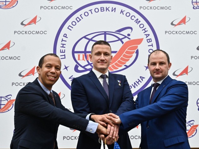 Рыжего кота и вязаного космонавта готовят к полету в космос