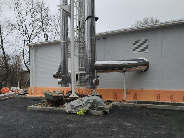 Пешеходные дорожки и бордюры укладывают у построенной котельной на улице Иванова в Кашире