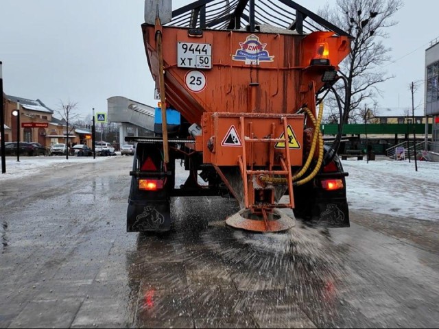 Необычные помощники для зимы: новая машина поможет клинским коммунальщикам бороться с гололедом