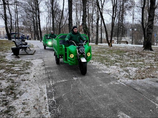 Электротрициклы вместо тачек: какой транспорт появился в парках Клина для хозяйственных работ