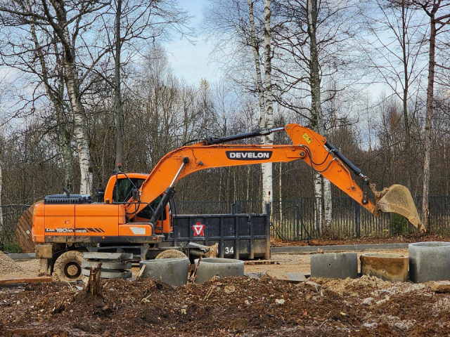 Ливневую канализацию строят во дворе нового технического корпуса в Мелихове