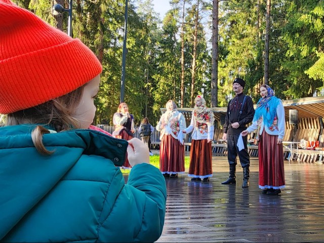 Танцевали и пели гости лесопарка «Шишкин лес» в День народного единства