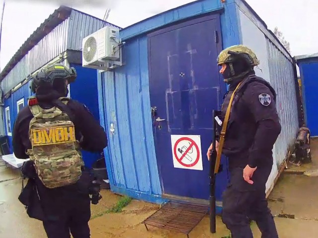 Появились кадры задержания иностранцев-нелегалов на стройке в Электростали