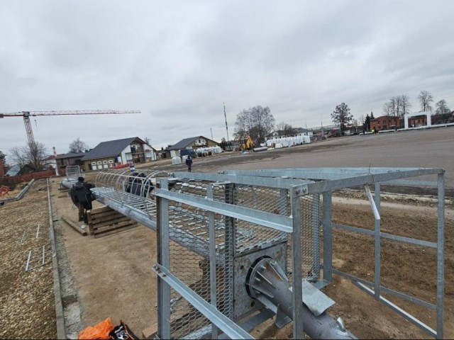 В Клину устанавливают 25-метровые мачты: стадион «Строитель» станет ярче и современнее