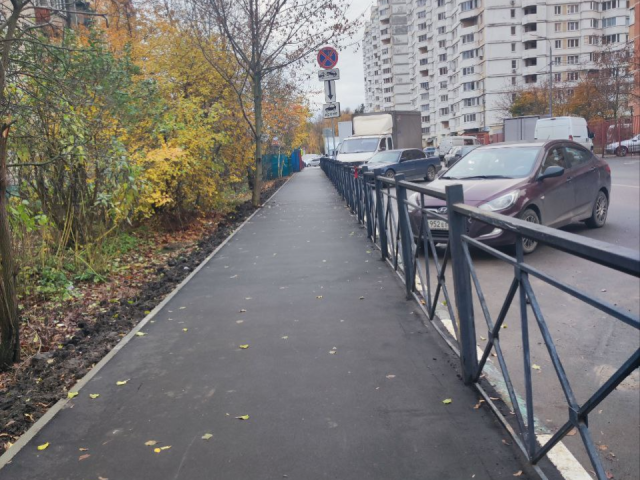 В поселке Октябрьский расширили тротуар у дома №7 по улице Текстильщиков