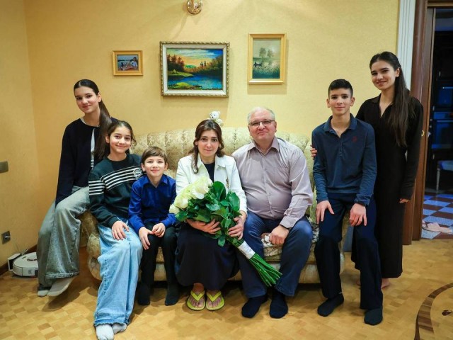 25 лет вместе: власти поздравили многодетную семью Ульяновых с серебряной свадьбой