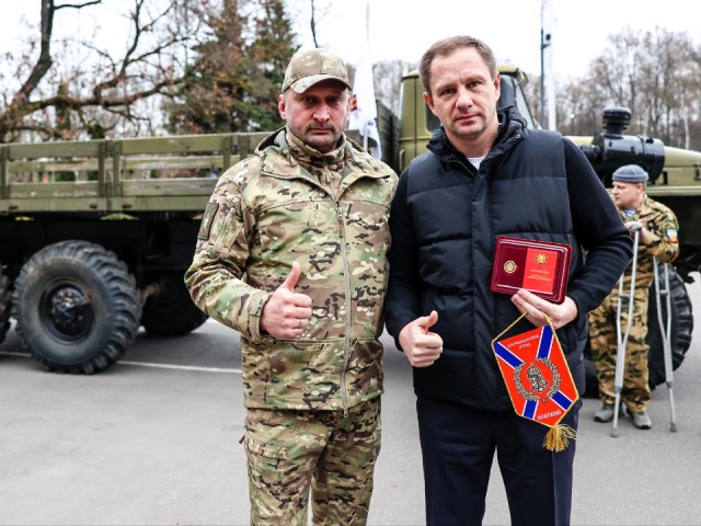 Помощь бойцам СВО: глава Красногорска передал командиру бригады ключи от нового автомобиля