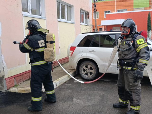 Условный пожар, реальные навыки: как огнеборцы штурмовали подстанцию скорой помощи в Ступине