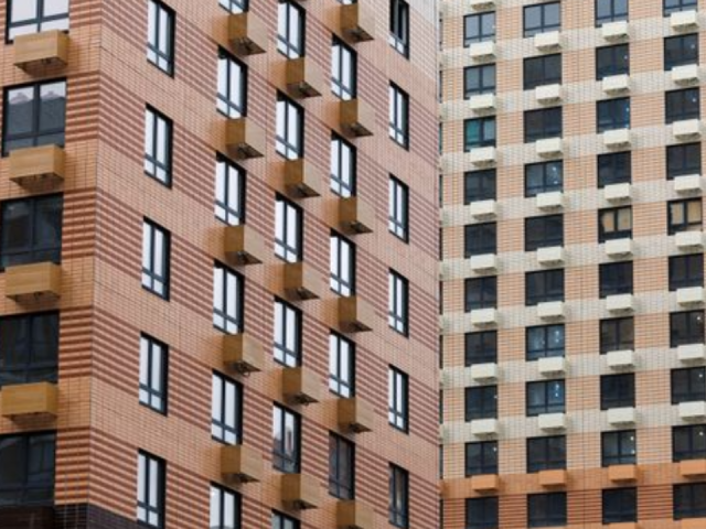 Неравный бой с дверью подъезда устроила жительница Подольска