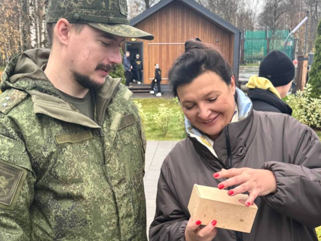 Глава округа вручила участнику СВО печенье в форме ключа