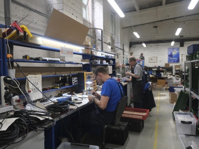 Светлое будущее: как ветераны СВО знакомятся с производством уличных светильников в Пущине