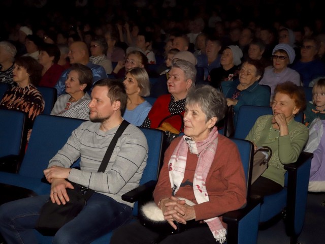 Слезы и улыбки: концерт ко Дню матери в Луховицах коснулся сердец зрителей