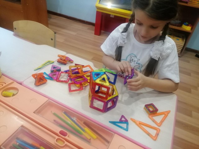 Геометрия с притяжением: как магнитные конструкторы помогают детям из Лотошина раскрывать таланты