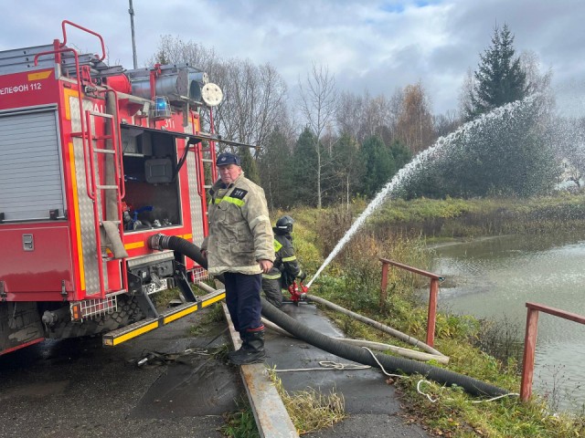 Водный марафон: как пожарные тренировались у пруда в районе деревень Крюково и Васькино