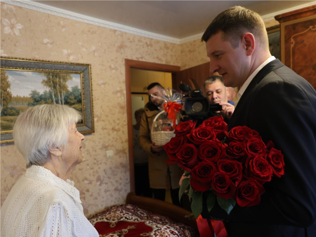 Ушла на фронт в 17 лет: в Павловском Посаде поздравили ветерана ВОВ со 101-м днем рождения